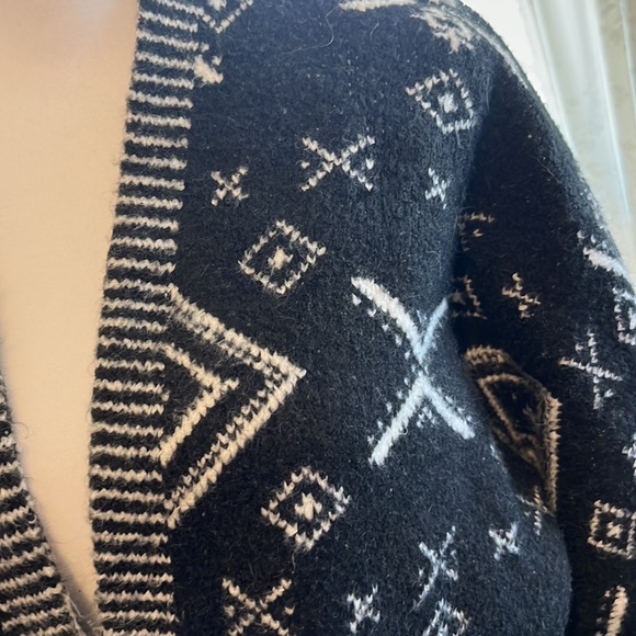 Old Navy thick black and white cardigan - Picture 2 of 3